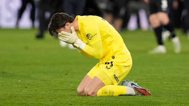 O goleiro do Middlesbrough, Sol Brynn, reage após o apito final do jogo de futebol da semifinal do Campeonato EFL entre Southampton e Middlesbrough, terça-feira, 12 de maio de 2026, em Southampton, Inglaterra. (Andrew Matthews/PA via AP)
