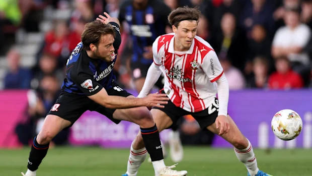 Caspar Jander do Southampton luta pela posse de bola com Riley McGree do Middlesbrough durante a partida da segunda mão da semifinal do Sky Bet Championship Play Off entre Southampton e Middlesbrough no St Mary's Stadium em 12 de maio de 2026 em Southampton, Inglaterra. (Foto de Warren Little/Getty Images)