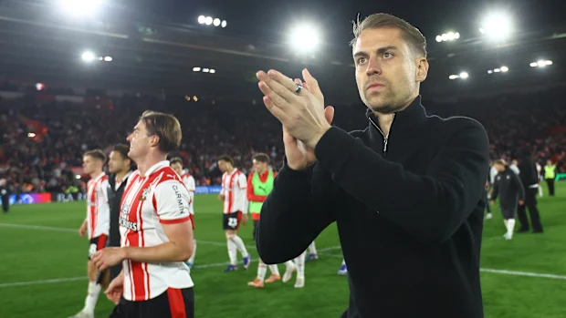 A técnica do Southampton FC, Tonda Eckert, durante a partida da segunda mão da semifinal do Sky Bet Championship Play Off entre Southampton e Middlesbrough no St Mary's Stadium em 12 de maio de 2026 em Southampton, Inglaterra. (Foto de Matt Watson/Southampton FC via Getty Images)