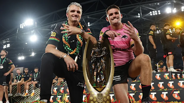 Nathan Cleary (R) dos Panteras posa com o Troféu Provan-Summons ao lado de seu pai e técnico Ivan Cleary 
