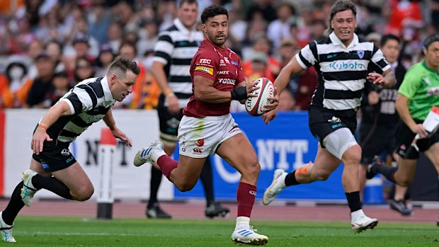 Richie Mo'unga, da Toshiba Brave Lupus, foge de Bernard Foley.