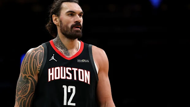 Steven Adams, do Houston Rockets, observa.