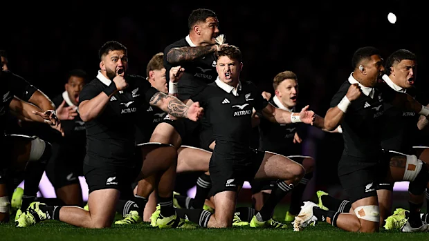 A Nova Zelândia realiza um haka no Eden Park.