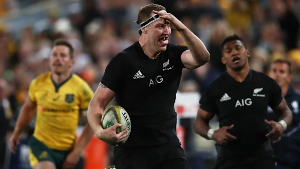 Brodie Retallick, dos All Blacks, foge para marcar um try em Sydney.