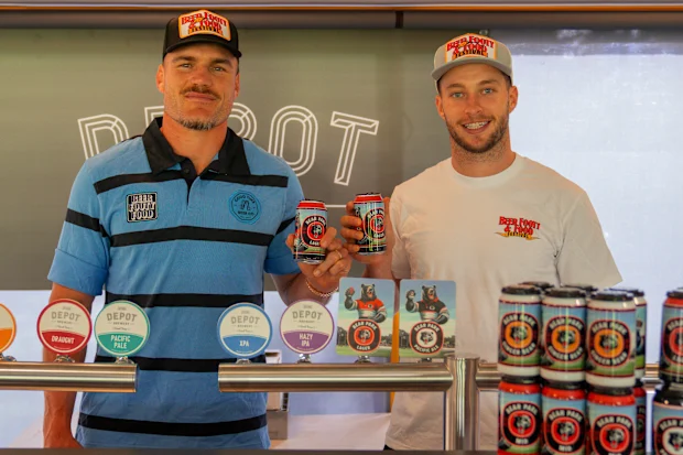 Os companheiros de equipe do Roosters, Angus Crichton e Sam Walker, lançam o festival Beer, Footy, Food no North Sydney Oval.
