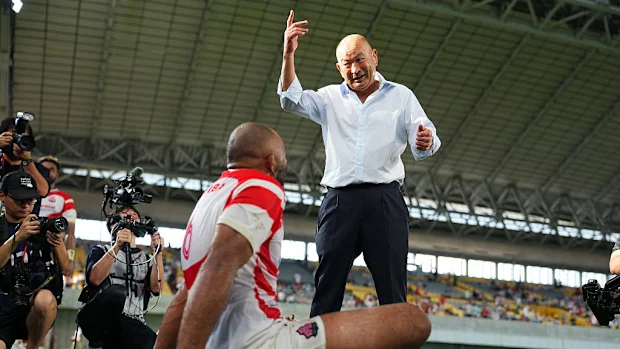 Eddie Jones, do Japão, conversa com Michael Leitch.