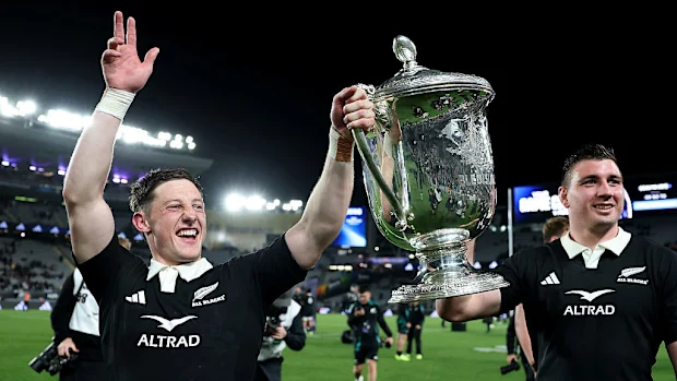Cam Roigard e Simon Parker, da Nova Zelândia, seguram a Copa Bledisloe.