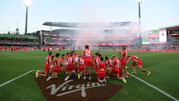 Os jogadores do Swans se aquecem durante a partida de abertura da AFL entre Sydney Swans e Carlton Blues no SCG em 05 de março de 2026 em Sydney, Austrália. (Foto de Jason McCawley/Getty Images)