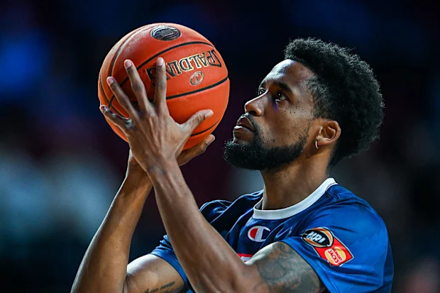Bryce Cotton dos 36ers durante o aquecimento.