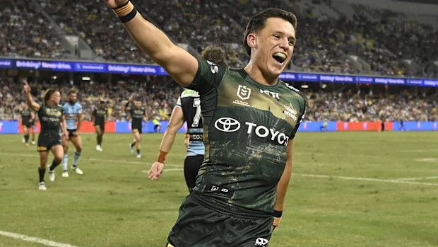 TOWNSVILLE, AUSTRÁLIA - 24 DE ABRIL: Scott Drinkwater dos Cowboys comemora o try de Murray Taulagi dos Cowboys durante a partida da oitava rodada da NRL entre North Queensland Cowboys e Cronulla Sharks no Qld Country Bank Stadium, em 24 de abril de 2026, em Townsville, Austrália. (Foto de Ian Hitchcock/Getty Images)