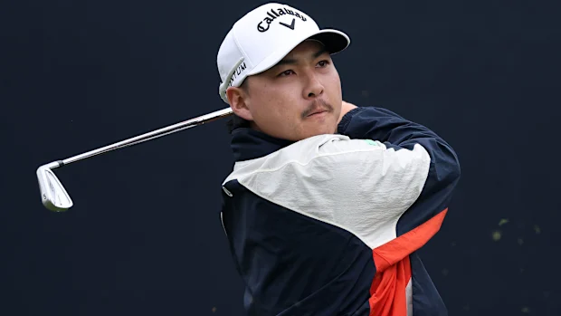 Min Woo Lee, da Austrália, joga sua tacada do 14º tee durante a primeira rodada do PGA Championship no Aronimink Golf Club em 14 de maio de 2026 em Newtown, Pensilvânia. (Foto de Richard Heathcote/Getty Images)
