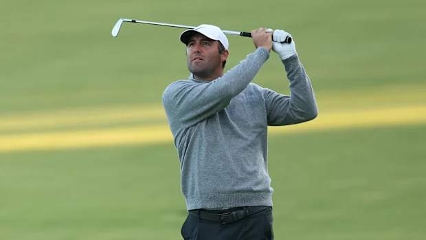 Scottie Scheffler, dos Estados Unidos, dá uma tacada no buraco 18 durante a primeira rodada do PGA Championship no Aronimink Golf Club em 14 de maio de 2026 em Newtown, Pensilvânia. (Foto de Maddie Meyer/PGA of America/PGA of America via Getty Images)