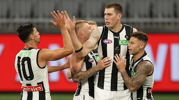 Mason Cox e Scott Pendlebury comemoram em 2021.