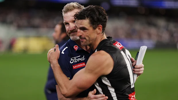 O assistente técnico de Geelong, Nathan Buckley, e Scott Pendlebury, de Collingwood.
