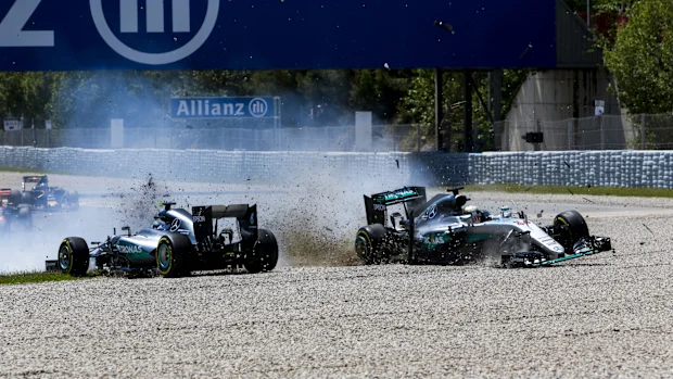 Os companheiros de equipe da Mercedes, Lewis Hamilton e Nico Rosberg, caíram na primeira volta do Grande Prêmio da Espanha de 2016, que acabou sendo vencido por Max Verstappen.