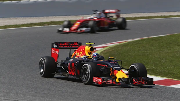 Circuito da Catalunha, Barcelona, ​​Espanha. Domingo, 15 de maio de 2016. Max Verstappen, Red Bull Racing RB12 TAG Heuer, lidera Sebastian Vettel, Ferrari SF16-H. (Foto de Andrew Ferraro/Imagens LAT)