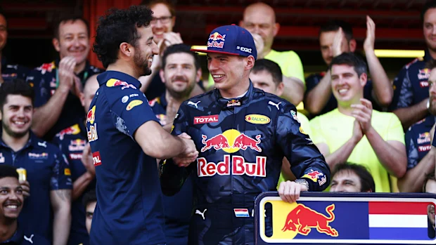 Circuito da Catalunha, Barcelona, ​​Espanha. Domingo, 15 de maio de 2016. Daniel Ricciardo, Red Bull Racing, parabeniza Max Verstappen, Red Bull Racing, 1ª posição, por sua primeira e recorde vitória na F1. (Foto de Andy Hone/LAT Images)