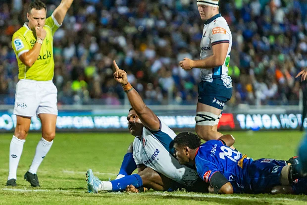 Apolosi Ranawai dos Waratahs marca um try.