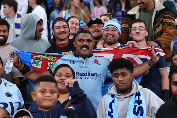 Apolosi Ranawai dos Waratahs no meio da multidão com fãs.