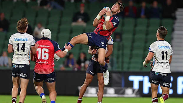 Zac Lomax da Força pega a bola durante a 14ª rodada da partida do Super Rugby.