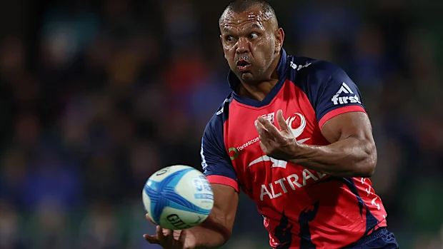 Kurtley Beale da Força passa a bola.