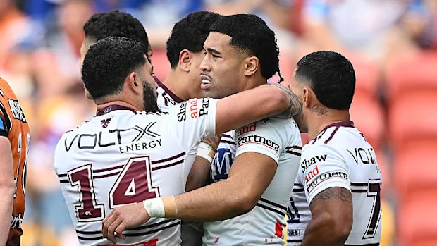 Os Manly Sea Eagles comemoram uma tentativa.