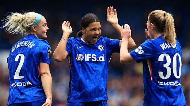 Sam Kerr, do Chelsea, comemora o primeiro gol de seu time com as companheiras Ellie Carpenter e Keira Walsh.