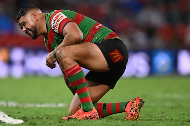 Latrell Mitchell luta durante a partida da 11ª rodada da NRL entre South Sydney Rabbitohs e Dolphins no Suncorp Stadium, em 15 de maio de 2026, em Brisbane, Austrália. (Foto de Hannah Peters/Getty Images)