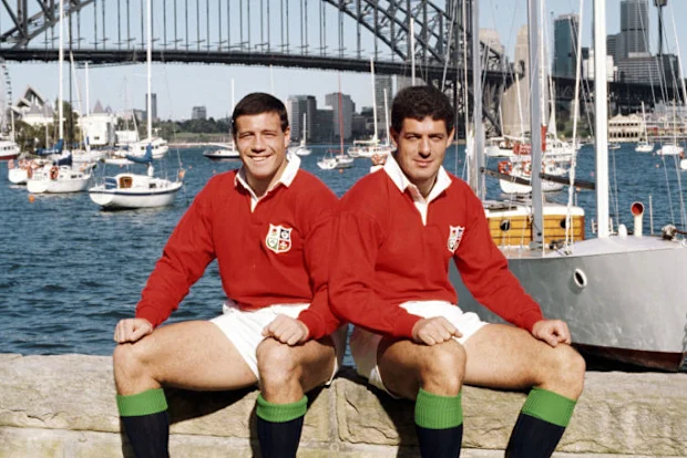 Scott e Gavin Hastings fotografados com seus uniformes completos do Lions, com vista para a Sydney Harbour Bridge.