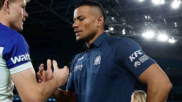 Lachlan Galvin e Stephen Crichton dos Bulldogs apertam as mãos.