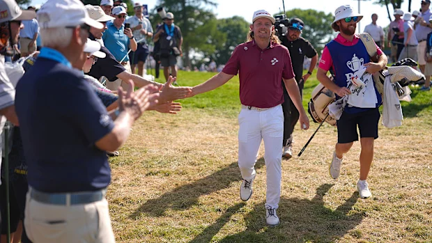 Cameron Smith cumprimenta os espectadores em sua caminhada em direção ao tee box do 16º buraco.