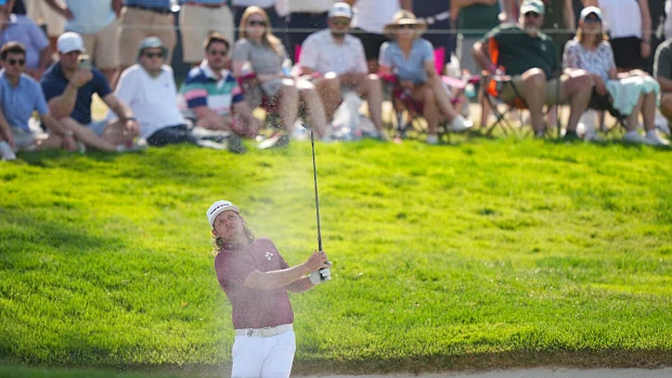 Cameron Smith sai do bunker para seu terceiro arremesso.