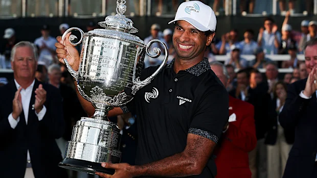 Aaron Rai, da Inglaterra, comemora com o Troféu Wanamaker.