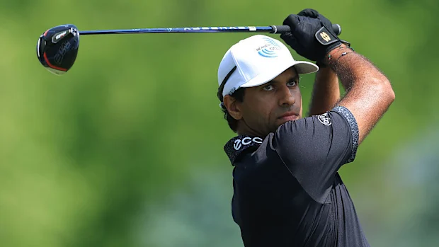 Aaron Rai, da Inglaterra, dá a tacada inicial.