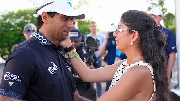 Aaron Rai com sua esposa Gaurika Bishnoi após vencer o campeonato PGA.