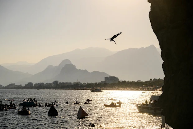 Rhiannan Iffland mergulha da plataforma de 22 metros em Antalya, Turkiye.