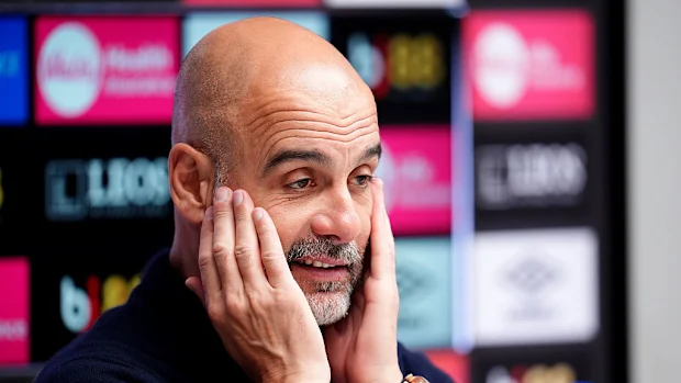 O técnico do Manchester City, Pep Guardiola, fala à mídia durante uma coletiva de imprensa.