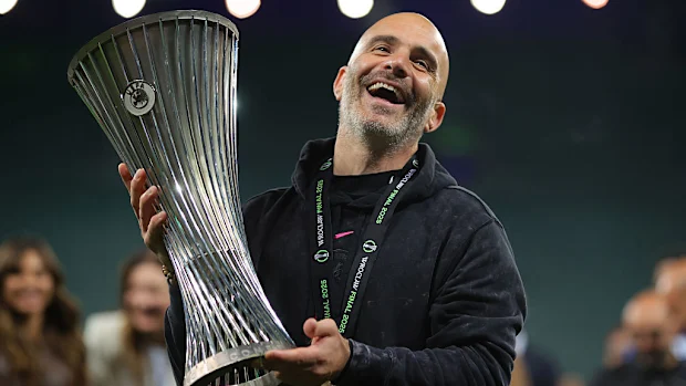 Enzo Maresca, treinador do Chelsea, ergue o troféu da UEFA Conference League.