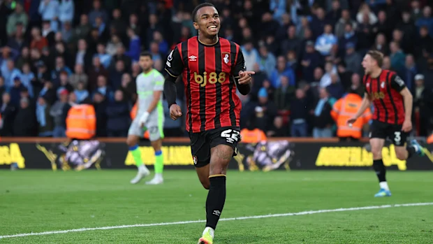 Eli Junior Kroupi, do AFC Bournemouth, comemora o gol de seu time.