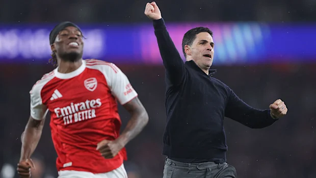 Mikel Arteta comemora com Noni Madueke, do Arsenal.