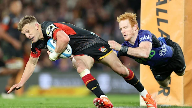 Finlay Christie dos Blues enfrenta Damian McKenzie dos Chiefs.