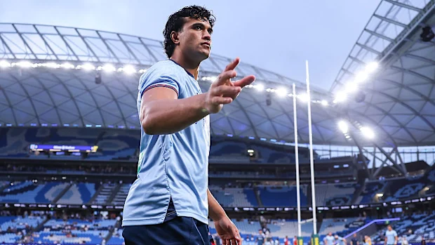 Joseph-Aukuso Suaalii dos Waratahs gesticula para os fãs.
