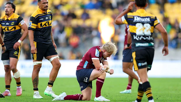 Tom Lynagh, dos Reds, reage ao apito final em Wellington.