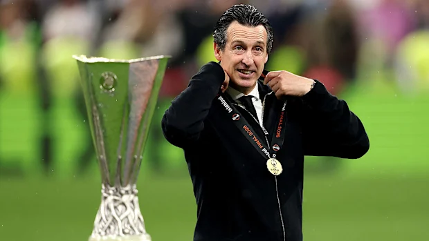 Unai Emery, técnico do Aston Villa, ajusta sua medalha após a vitória do time.