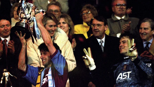 O capitão do Aston Villa, Andy Townsend, levanta a Copa da Liga ao lado de Mark Bosnich em 1996, em Wembley.