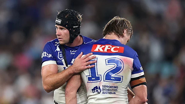 Matt Burton e Jacob Preston dos Bulldogs se reconhecem.