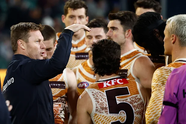 LAUNCESTON, AUSTRÁLIA - 21 DE MAIO: Sam Mitchell, treinador sênior dos Hawks, dirige-se aos jogadores durante a partida da 11ª rodada da AFL de 2026 entre Hawthorn Hawks e Kuwarna (Adelaide Crows) no UTAS Stadium em 21 de maio de 2026 em Launceston, Austrália. (Foto de Michael Willson/AFL Photos via Getty Images)