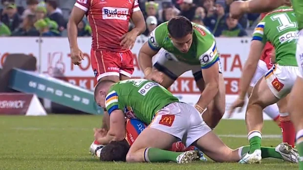 Morgan Smithies é punido por usar o cotovelo em um tackle contra Ray Stone.