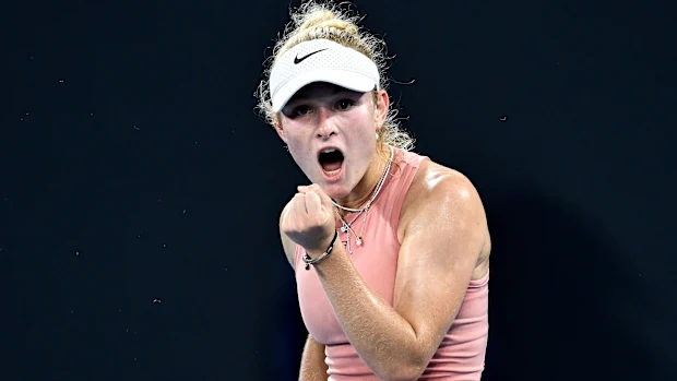 Emerson Jones comemora após conquistar um ponto na partida individual feminina contra Tatjana Maria no 2026 Brisbane International.