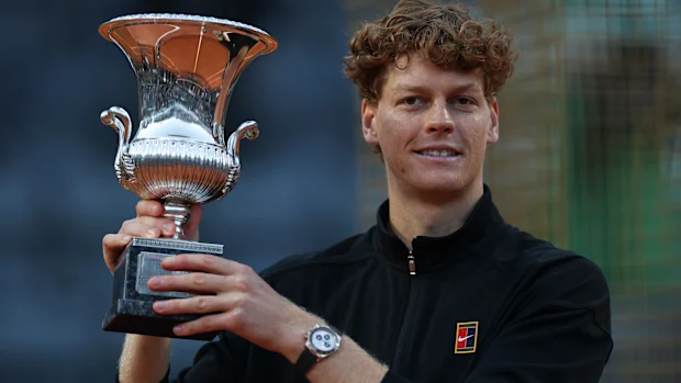 Jannik Sinner posa com o troféu na cerimônia de premiação da final individual masculina entre Jannik Sinner da Itália e Casper Ruud da Noruega no ATP Italian Open em Roma, Itália, em 17 de maio de 2026. (Foto de Li Jing/Xinhua via Getty Images)